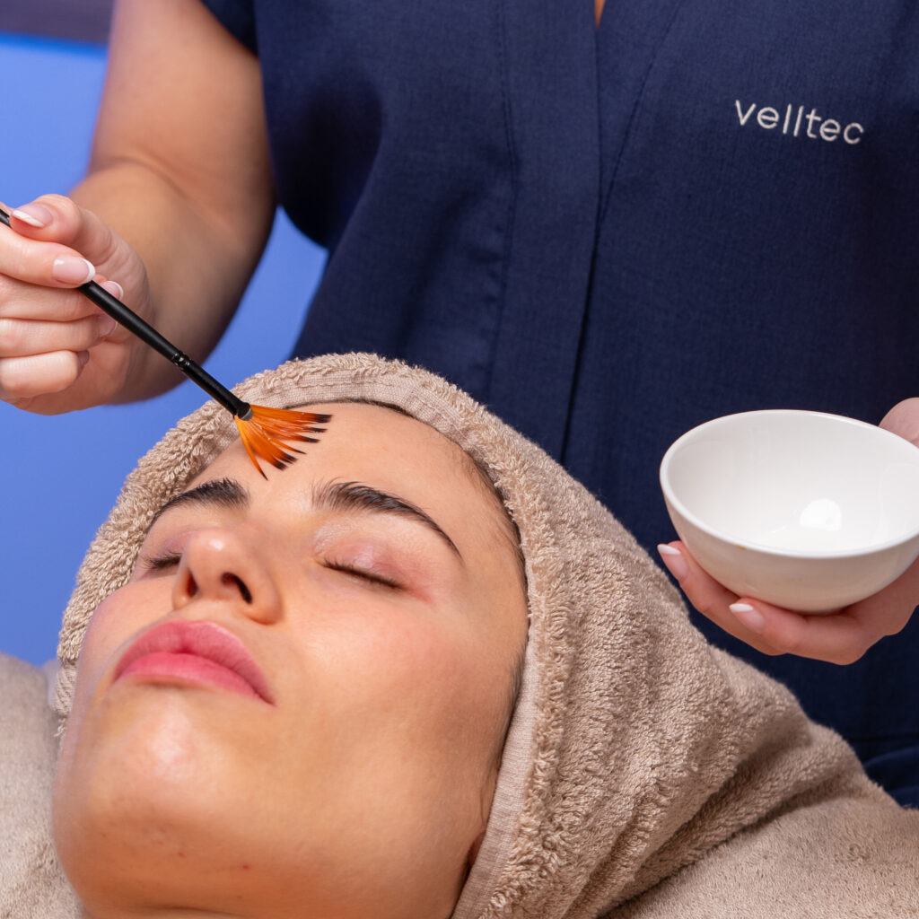 Peeling facial AHA para renovación de la piel y mejora de textura en centro de estética en Barcelona